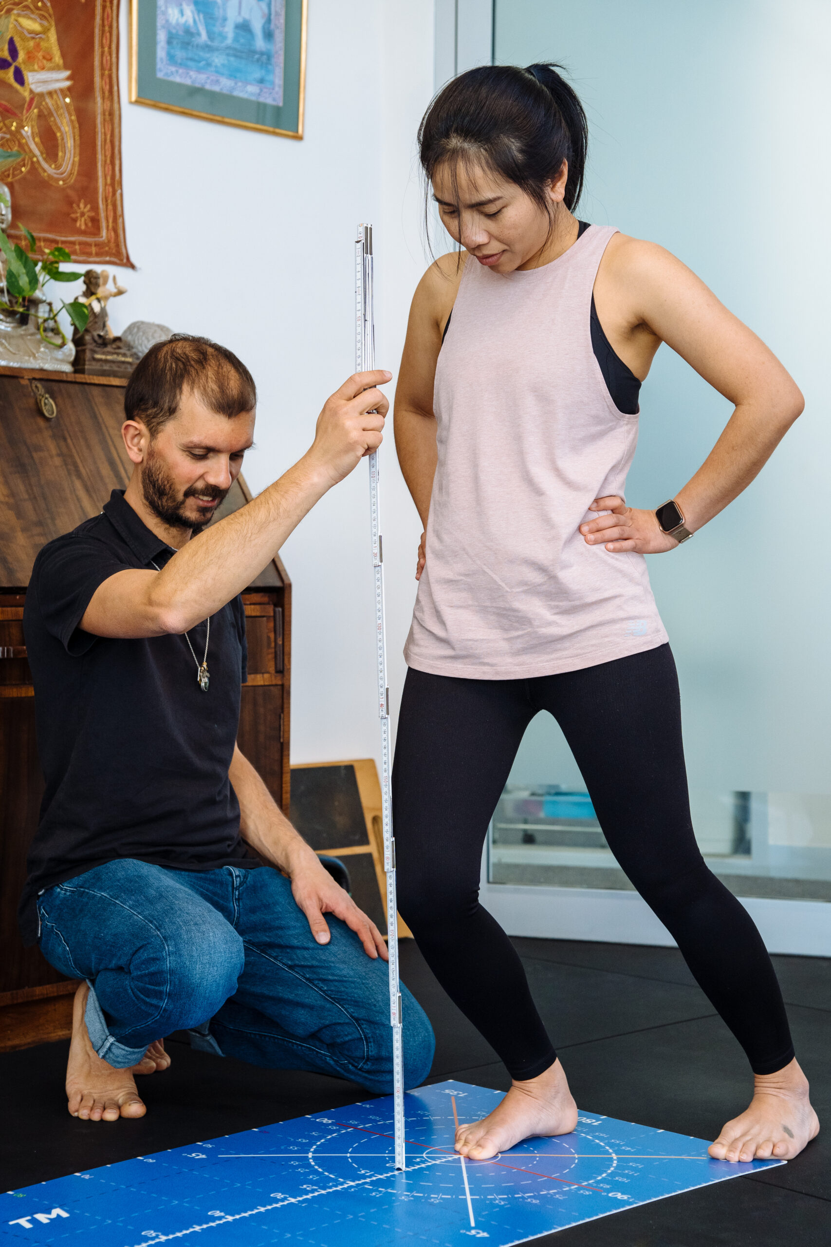 Knee to wall test for hip impingement