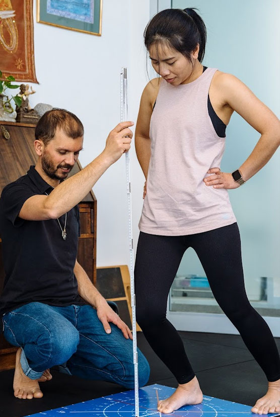 2 person doing a mobility test during a fitness class